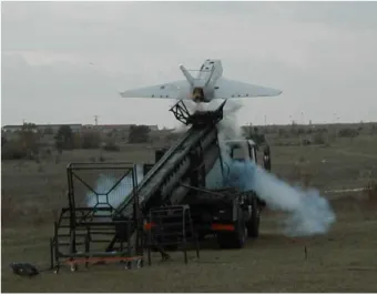 Fig. 2.8 – Le drone Sperwer peut décoller depuis une rampe de lancement.