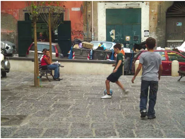Fig. 2.1 – Scène de jeu de ballon dans sur une place des Quartiers Espagnols 