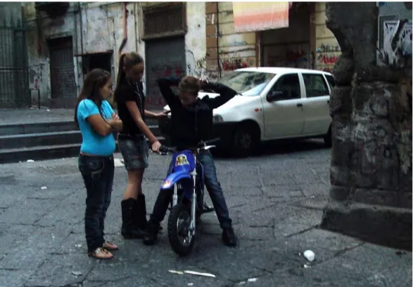 Fig. 2.4 – Jeunes filles discutant à propos d!une mini moto dans les Quartiers Espagnols  