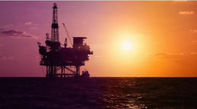 Figure 0-1 : Installation pétrolière offshore. Les pipelines de l’infrastructure nécessitent des  bonnes propriétés mécaniques et une excellente résistance à la corrosion (acier duplex)