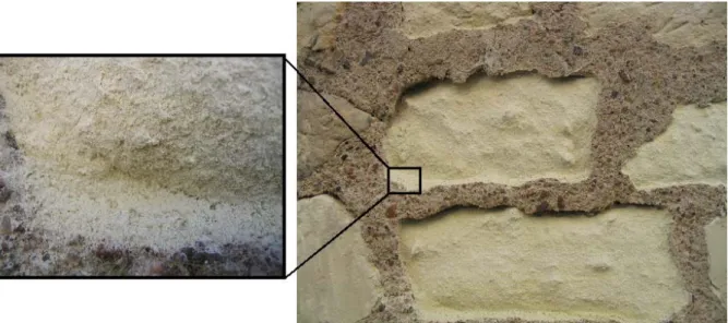 Figure I.27 : incompatibilité entre le tuffeau et un mortier à base de ciment provoquant une altération  des pierres en désagrégation sableuse (Tours) 
