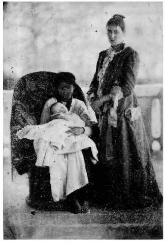 Figure 6 :  Henriette  Janet  (née  Carlet  le  24/04/1856)  avec  son  second  fils  Auguste  dans les bras d’une nurse locale
