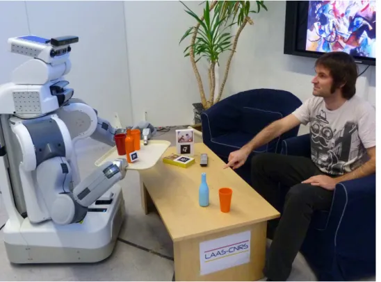 Figure 1.3: Interacting with the robot in an everyday situation: the human asks for help in vague terms, the robot takes into account the human’s a priori knowledge and spatial perspective to refine its understanding of the question.