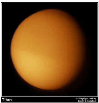 Fig. 1.2 – Titan observé par Voyager : la brume de couleur orangée rend la surface invisible aux yeux humains.