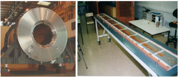 Fig. 2.27 – Photographies du cryostat du tonneau du calorim`etre ´electromagn´etique d’AT- d’AT-LAS (`a gauche) et d’un secteur du pr´e-´echantillonneur (`a droite).