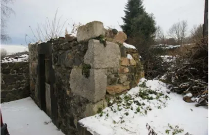 Figure 6. Blocs d’angle en trachyte dans un vieux bâtiment à La Font de l’Arbre 