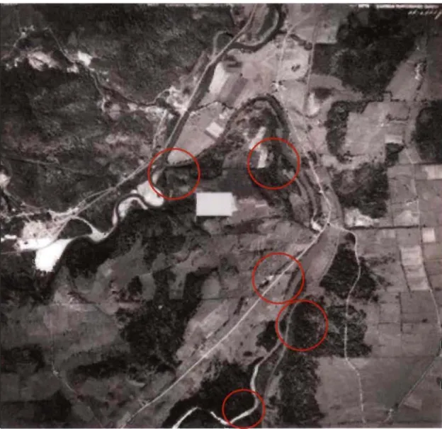 Figure 2.3  Photographie  aérienne  datant  de  1945  (no . A9459-39)  et  dans  les  cercles  rouges,  les  cinq  sites  où se  retrouvent  les  49  quadrats  échantillonnés  dans  le  secteur aval  de  la  rivière  Coati cook (Source: Photothèque nationa