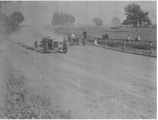 FIGURE  1.1 - Cette photo  prise en  1940  illustre  très  bien  les  débuts du Stock car au  Québec