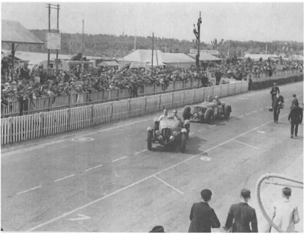 FIGURE  1.2  - Cette  photo  montre  une voiture  Delahaye  135 S  (une  voiture  de  sport prestigieuse) lors  de  la  course du Mans de  1937