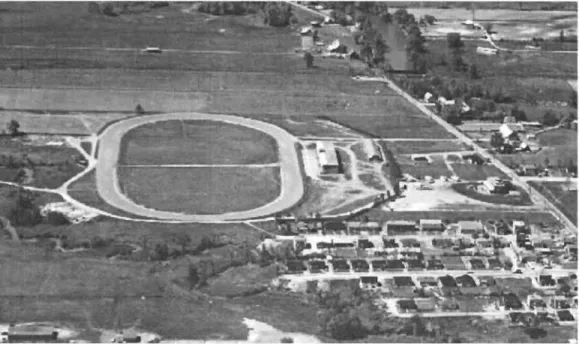 FIGURE  2.1  - Cette  photo  aérienne  prise autour  de  1961  montre  l'autodrome  Bouvrette  et  les  installations  assez  rudimentaires  typiques  des  pistes  des  années  1940-1950