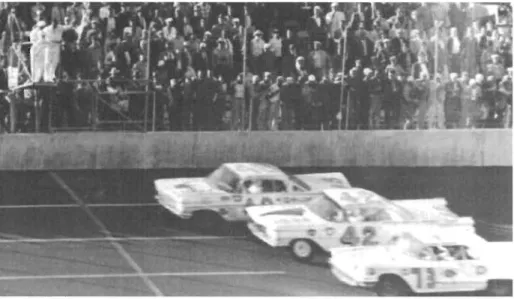 FIGURE  2.4  - Course  d'endurance  Daytona  500  en  1959.  (Source: Ben A.  Shackleford, Coing  National  While  Staying  Southem :  Stock car  Racing ln America,  /949-/ 979,  Ph.D.,  Georgia  Institute  of Technology