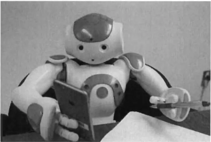 Figure  4.  Le robot social Nao (s e  version). 