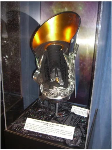 Fig. 4.10  Maquette élatée du satellite IRAS vue au Jet Propulsion Laboratory.