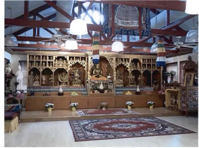 FIGURE 3 - SALLE DE DÉVOTION DU CENTRE MANJUSHRI - L'AUTEL 