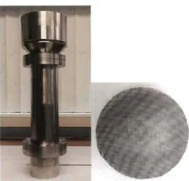 Figure 3.10: Fluidized bed reactor and distribution plate. 