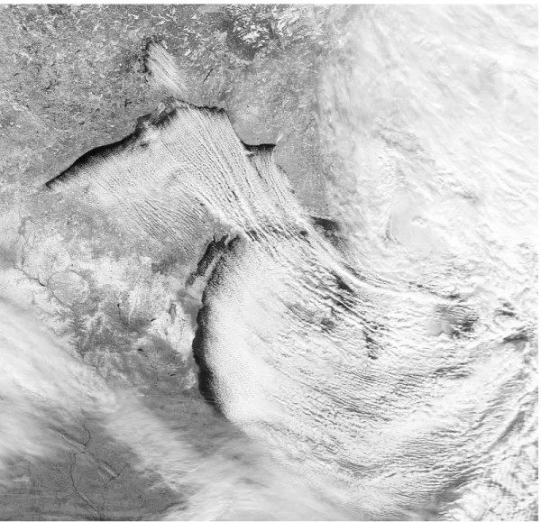 Fig. 1.8 – Formation de nuages au-dessus des lacs Majeur et Michigan. En rencontrant la chaleur et l’humidit´e des lacs, le vent froid de Nord-Ouest provoque la convection atmosph´erique, la formation de nuages structur´es en stries longitudinales et d’imp