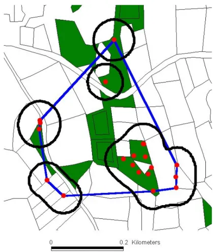Fig. IV.2 : Exemple de  domaine vital diurne  d’une bécasse, calculé  avec les MCP (ligne  bleue) et avec une  fonc-tion de Kernel (ligne noire  épaisse) d’après les  loca-lisations de télémétrie  (points rouges)