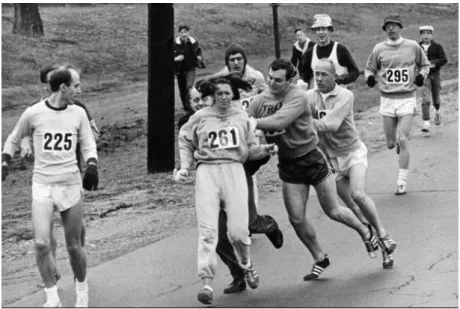 Figure 2 : Kathrine Switzer participe en 1967 au marathon de Boston. En découvrant qu'une  femme a pris part à la course, les organisateurs s'en prennent à elle