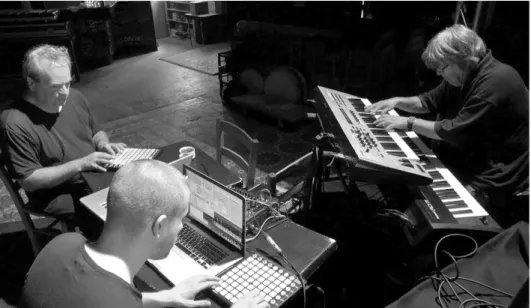 Fig. 2.  Bernard Lubat joue en écoutant un accompagnement produit par l’un des ordinateurs,  et son jeu est capté et réutilisé par les deux ordinateurs synchronisés entre eux.