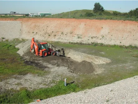 Figure 8 : Réalisation de l’excavation de la zone A. La paroi d’excavation visible est  celle qui a été décrite sédimentologiquement  (Goutaland, 2008)
