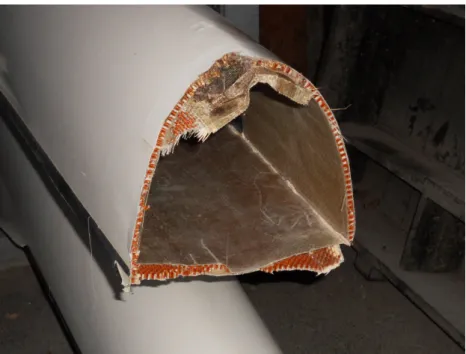 Figure I.4 – Coupe d’un bateau d’aviron endommagé montrant sa structure composite fibre de verre/nid d’abeille