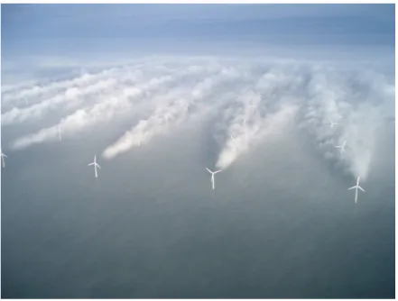 Figure 1.6 Photo des sillages générés par un parc d’éoliennes. Source : Christian Steiness / Vattenfall (Horns Rev Offshore Wind Farm, Denmark)