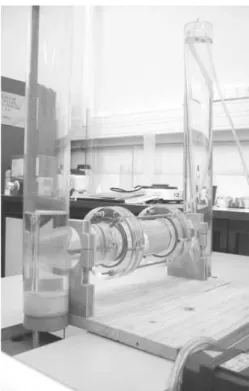 Fig. 4.7 – Vue de la cellule d’´electro-osmose. Compartiment central (échantillon) Compartimentd'électrode droitCompartimentd'électrodegauche Plaques perforées Electrodesen platine 64 mm variable