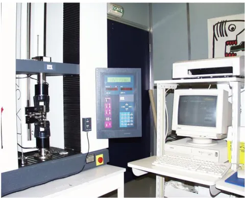 Figure 2.1 – Machine d’essais utilisée pour les essais de traction uniaxiale : dynamomètre + extensomètre +  système de pilotage et d’acquisition, située au CTC 
