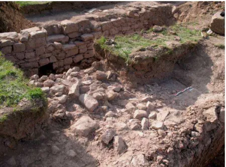 Figure 41 : Vue du mur d’enceinte du cimetière avec en premier plan le niveau de démolition observé sur  les cartes électriques (cliché F