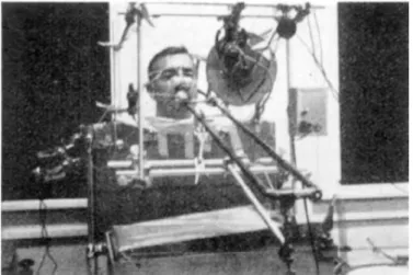 Figure 8 – Photo tirée de l’article de Bouhuys, [22], représentant l’expérience menée sur un joueur de trombone, au moyen d’un pléthysmographe corporel.