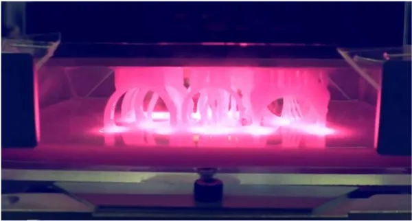 Figure 47 : Objet en résine polymère en cours de fabrication par une imprimante SLA (Source : 3ders) 