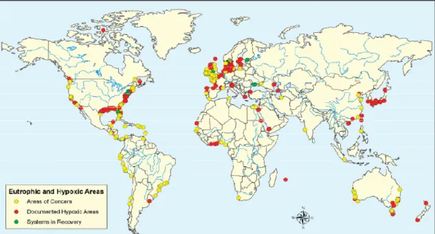 Figure I-4. Cartographie mondiale des systèmes côtiers présentant des phénomènes d’eutrophisation  majeurs (en jaune), des zones à événements hypoxiques récurrents (en rouge), et des systèmes en voie  de  rétablissement  (en  vert)