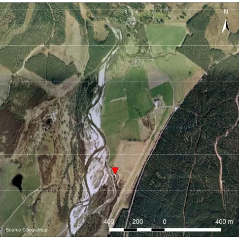 Figure 1.7 : Une rivière de style divagant : la Feshie (Écosse). Le triangle rouge est situé aux coordonnées 57,1 N – 3,89 W dans le système WGS 84.