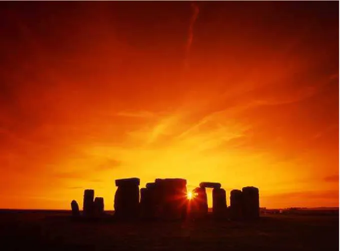 Fig. 1: Coucher de Soleil sur le site de Stonehenge (ˆıles britanniques). La disposition des monolithes dress´es marque le lever du soleil au solstice d’´et´e (source : English Heritage).