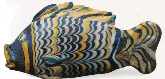 Figure 17 Flacon en forme de poisson, fond bleu décoré de chevrons opaques blancs et jaunes, provenant  de Tell-Amarna (Egypte), XVIII ème  dynastie