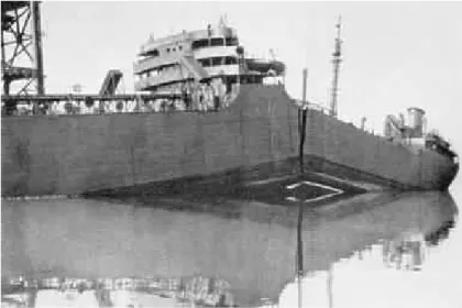 Fig. 1.1  En Janvier 1943, le tanker américain T2 SS Schenectady alors qu'il venait de terminer les derniers tests en mer avec succès, se brise soudainement en deux dans le port [1].