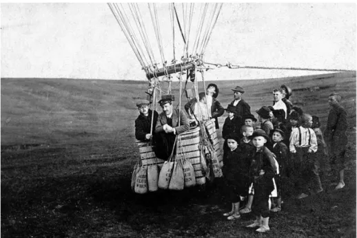Figure 1.4 : Victor Hess, au centre, partant pour un vol en montgolfière en 1911 à côté de Vienne