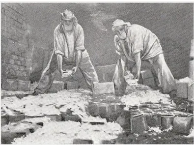 Figure I.5 : Le démontage de l'empilement : les ouvriers ne sont protégés que par de simples  masques de tissu (Baty, 2012)