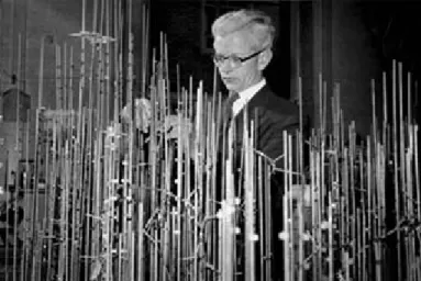 Figure 35 John Kendrew en train de construire le modèle de la myoglobine. 