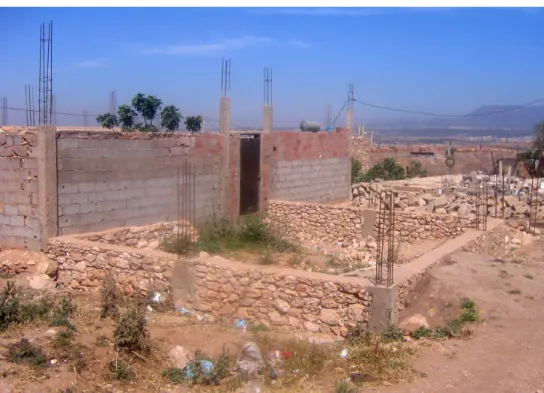 Figure 2-2 : procédé de construction pour délimiter la parcelle de terrain squattée (septembre, 2008).