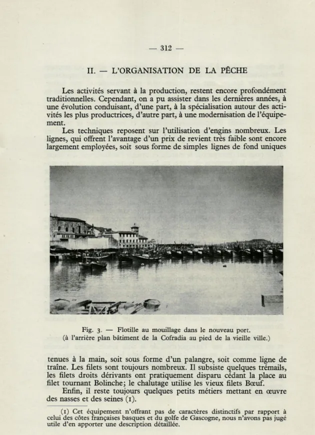 Fig.  3.  —  Flotille  au  mouillage  dans  le  nouveau  port,  (à  l'arrière  plan  bâtiment  de  la  Cofradia  au  pied  de  la  vieille  ville.)  tenues  à  la  main,  soit  sous  forme  d'un  palangre,  soit  comme  ligne  de  traîne