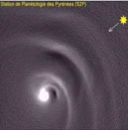 Fig. 1.11 – La com`ete Hale-Bopp le 01 avril 1997. Remarquer les structures en forme d’arc (Image Observatoire du Pic du Midi, F