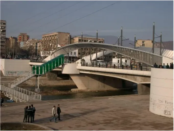 Figure n°2 : Le pont Ouest de Mitrovica  (Source : Bénédicte Tratnjek, 2 mars 2004) 