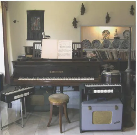 Figure 14. Museo Casa Scelsi (© Francesca D’Aloja / Fondazione Isabella Scelsi). Autour du piano  sont positionnés les deux ondiolas que Scelsi a vraisemblablement acquis en 1956 et 1957