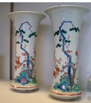 Fig. 2. Paire de vases cornet au décor Kakiemon. Japon, vers 1670-1690. Paris, musée des Arts  décoratifs, don P