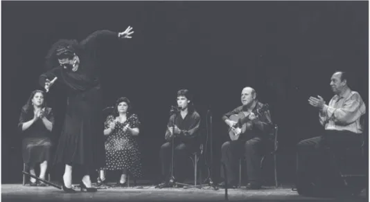 Fig. 3.  Le clan des Pinini à Genève. Der gauche à droite : Inés Bacán (palmas),  Concha Vargas (baile), Pepa de Benito (palmas), Joselito de Lebrija (cante),  Pedro Bacán (toque)