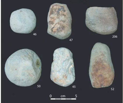 Fig. 8 – Champ-Villars : sélection de percutants en métabasalte. Certains d’entre eux sont des fragments d’ébauches de lames  polies remployées, d’autres (à gauche) sont des blocs arrondis sélectionnés à cette fin.