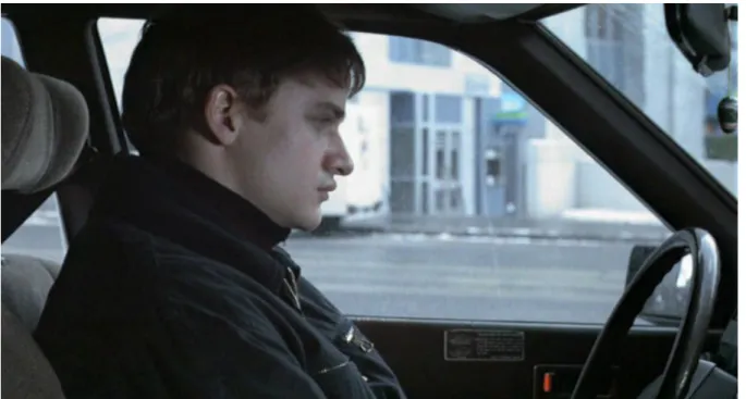 Illustration 4:  Max dans la voiture avant le meurtre, à l'arrière-plan l'entrée de la banque,  71 Fragments..., ©WEGA-Film.