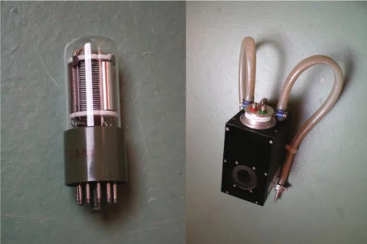 Fig. 3. Picture of the Photomultiplier side-window (left) and the mount including the Peltier eﬀect and the water- water-cooling system (right).