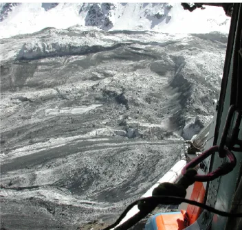 Fig. 4. QuickBird satellite image showing the remainings of the eroded Kolka glacier. Dashed red lines indicate impulse and main flow direction